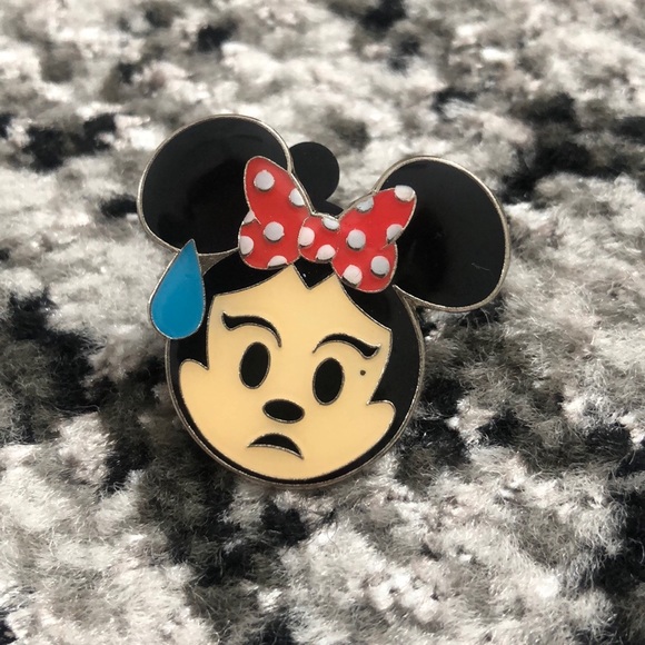 Disney Accessories - Disney Minnie Emoji Pin
